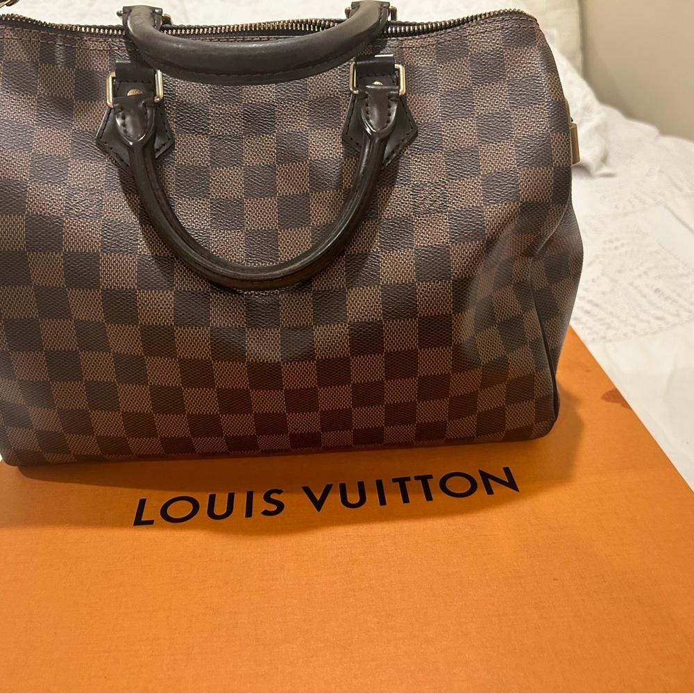 Beautiful vintage LV Speedy 30 always makes a strong statement of classy &Chic